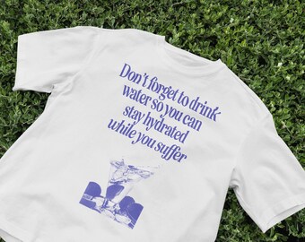 Bleib hydratisiert, während du leidest T-Shirt, Y2K, Sarkasmus-Shirt, süßes Shirt, Humor-Shirt, Retro-Shirt, 2000er Jahre, VHS, Steamwave, minimalistisch, Meme