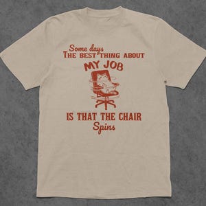 面白いオフィスユーモアTシャツ - My Job Chair Spins、同僚へのギフト、オフィスパーティーウェア、カジュアルフライデー、誕生日プレゼント、在宅勤務の服装