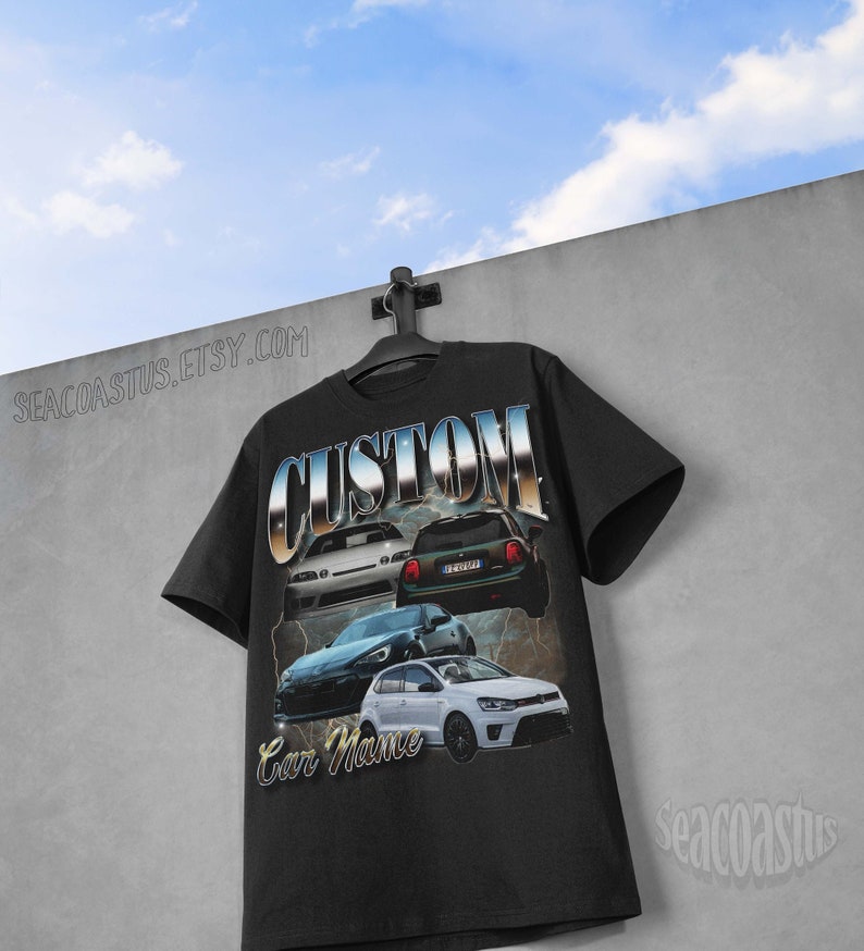 以下が含まれることがあります： カスタムカー4台と「CUSTOM Car Name」の文字がプリントされた黒いTシャツ。