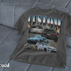 以下が含まれることがあります： 4台の車が描かれたグラフィックプリントの入ったチャコールグレーのTシャツ。車の真上に「CUSTOM」という文字が大きくプリントされています。車の真下に「Car Name」という文字がプリントされています。