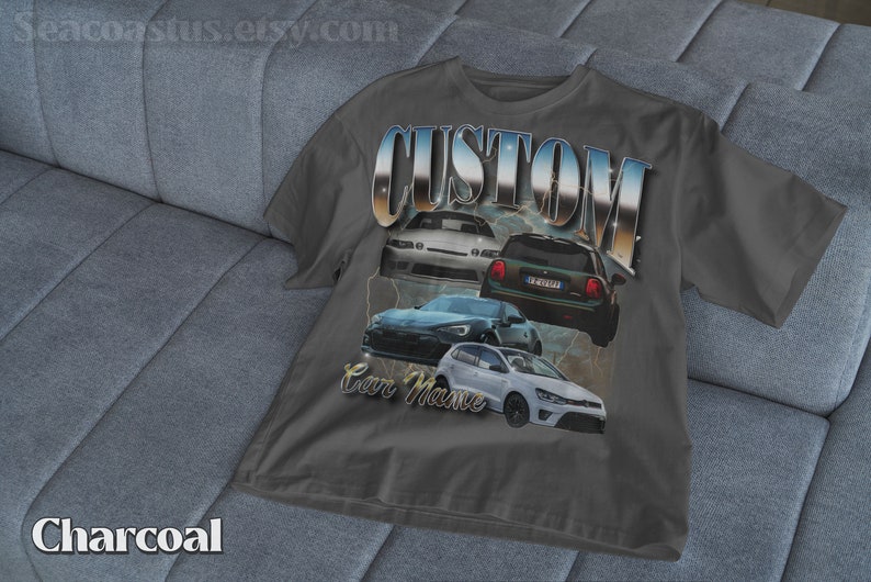 以下が含まれることがあります： 4台の車が描かれたグラフィックプリントの入ったチャコールグレーのTシャツ。車の真上に「CUSTOM」という文字が大きくプリントされています。車の真下に「Car Name」という文字がプリントされています。