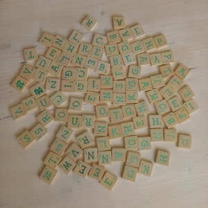 104 ladrilhos de madeira SCRABBLE ~ Vintage ~ original ~ Scrapbooking ~ Alfabeto ~ completo ~ Letras verdes