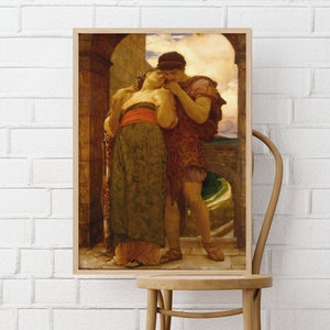 Puede incluir: Una pintura enmarcada que representa a una pareja abrazándose en una puerta. La mujer lleva un vestido verde y dorado, y el hombre lleva una túnica marrón. La pintura está ambientada en un fondo de un arco de piedra y un cielo azul.