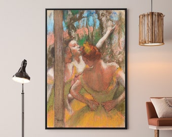 Può includere: Un dipinto a pastello di tre ballerine in abiti gialli e verdi. Le ballerine sono in posa in una posizione di balletto, con le braccia distese. Lo sfondo è un'immagine sfocata di alberi e foglie.