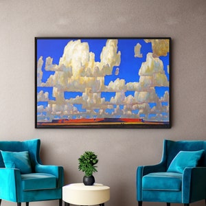 Könnte beinhalten: Ein gerahmtes Gemälde einer Landschaft mit blauem Himmel und weißen Wolken. Zwei blaue Sessel mit passenden Kissen stehen vor dem Gemälde, und ein kleiner weißer Tisch mit einer Topfpflanze steht zwischen ihnen.