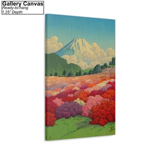 Op de afbeelding: Een levendige canvasprint die een berglandschap afbeeldt met een besneeuwde top en een veld met kleurrijke bloemen in tinten roze, rood en paars. De berg bevindt zich op de achtergrond en de bloemen op de voorgrond. De lucht is blauw met witte wolken.