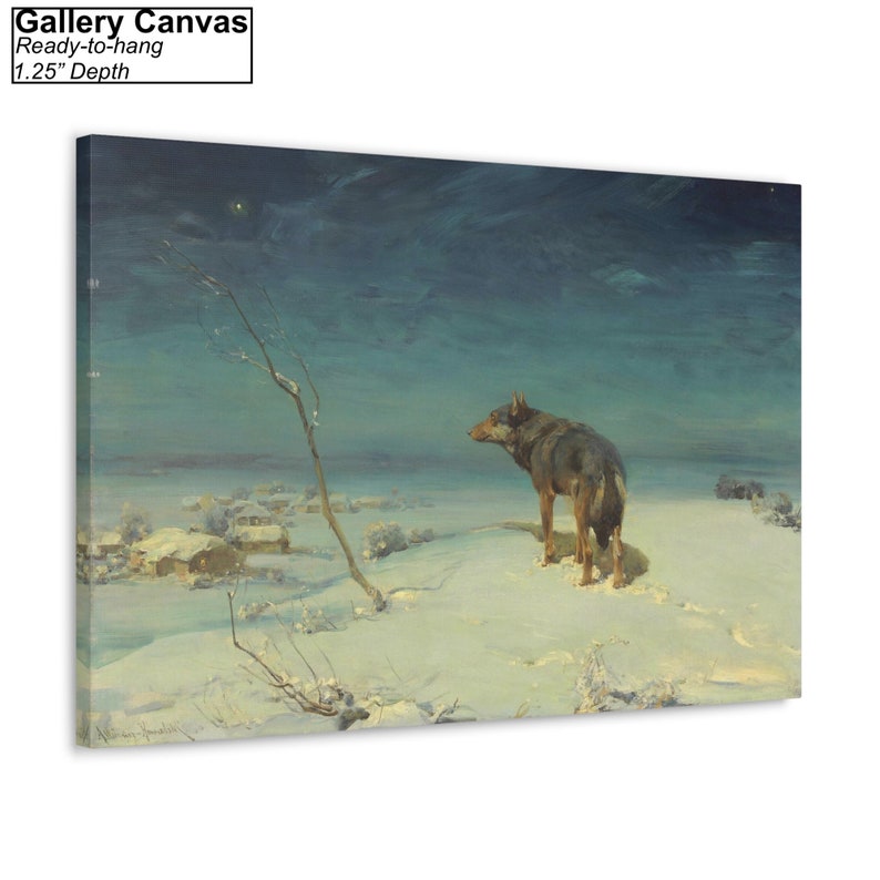 Op de afbeelding: Een schilderij van een wolf die in een besneeuwd landschap staat onder een sterrenhemel. De wolf kijkt naar links en in de verte zijn kleine huizen te zien. Het schilderij is in een realistische stijl geschilderd.