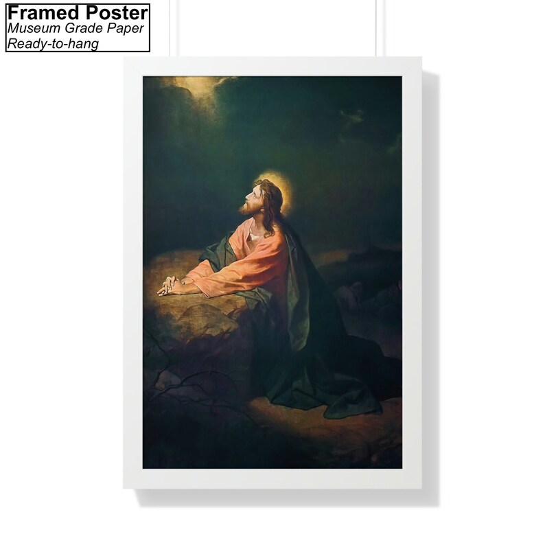Pu&ograve; includere: Un poster incorniciato che raffigura un dipinto di Ges&ugrave; Cristo che prega in un paesaggio buio. Il dipinto &egrave; in una cornice bianca e il poster &egrave; pronto per essere appeso.