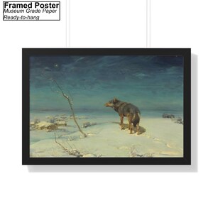 Op de afbeelding: Een ingelijste poster met een schilderij van een wolf die in een besneeuwd landschap staat onder een sterrenhemel. De wolf kijkt naar links en de lucht is diepblauw met hints van groen en geel. De poster is klaar om op te hangen.