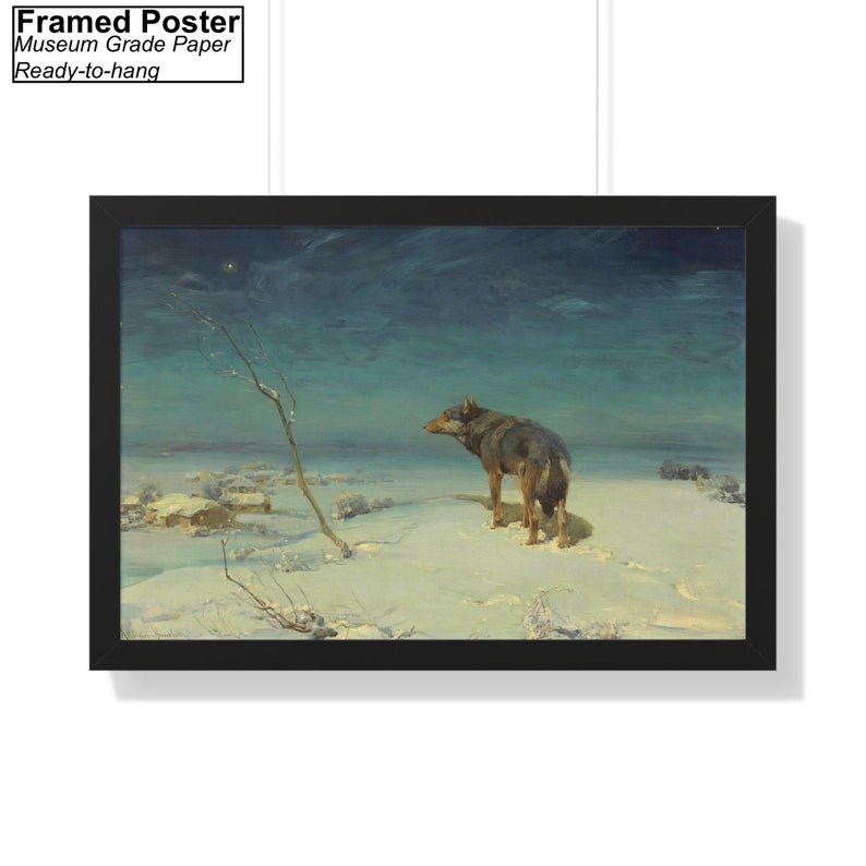 Op de afbeelding: Een ingelijste poster met een schilderij van een wolf die in een besneeuwd landschap staat onder een sterrenhemel. De wolf kijkt naar links en de lucht is diepblauw met hints van groen en geel. De poster is klaar om op te hangen.