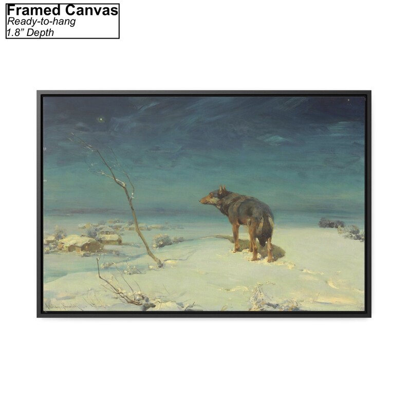Op de afbeelding: Een ingelijst canvasprint van een schilderij dat een eenzame wolf laat zien die in een besneeuwd landschap staat onder een sterrenhemel. De wolf is bruin en zwart, en de hemel is diepblauw met groene tinten. Het schilderij is ingelijst in zwart.