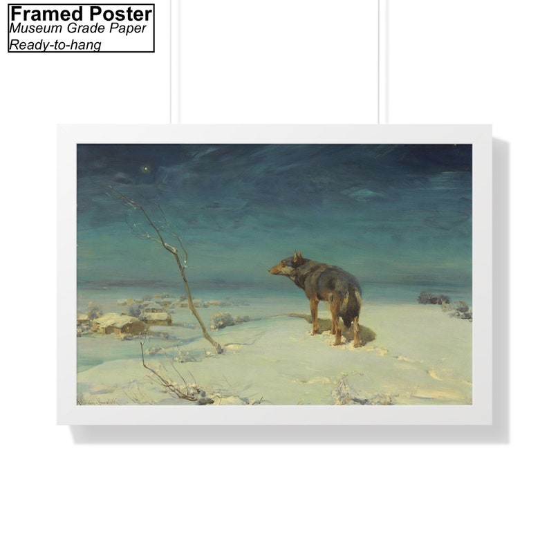 Op de afbeelding: Een ingelijste poster met een schilderij van een wolf die in een besneeuwd landschap staat onder een sterrenhemel. De wolf kijkt naar links en de lucht is diepblauw met hints van groen en paars. De sneeuw is wit en pluizig en er zijn bomen op de achtergrond.