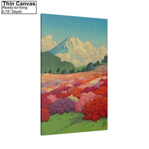 Op de afbeelding: Een canvas print van een Japans landschap met Mount Fuji op de achtergrond en een veld met roze, rode en paarse bloemen op de voorgrond. De lucht is blauw met witte wolken.