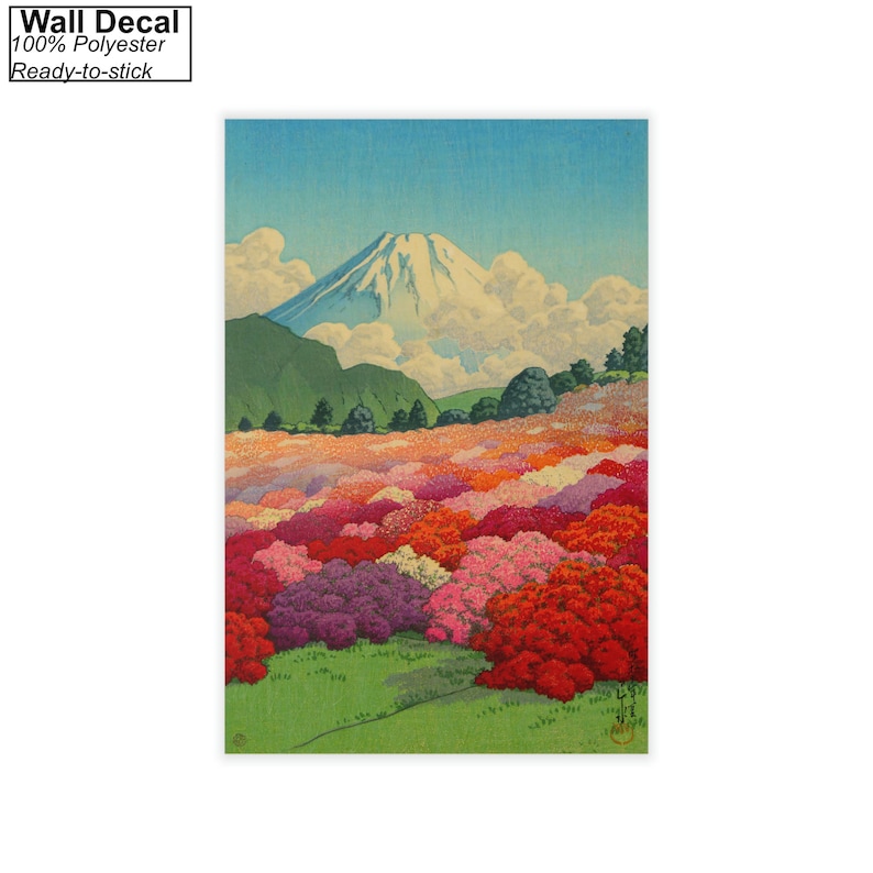 Op de afbeelding: Een levendige wanddecoratie met een Japans landschap met Mount Fuji op de achtergrond en een veld met kleurrijke bloemen op de voorgrond. De lucht is blauw met witte wolken. De decoratie is gedrukt op een witte achtergrond.