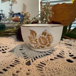Wedgwood Bone China / Gold Tonquin / Open sugar bowl, Misc. cup or bowl