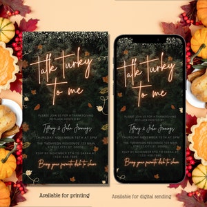 Peut inclure: Une invitation numérique et imprimable pour Thanksgiving avec un fond vert foncé et des paillettes dorées. Le texte dit "Talk Turkey To Me" avec une lueur orange néon. L'invitation comprend les détails d'un potluck organisé par Tiffany & John Jennings le jeudi 15 novembre à 17h00 à The Thompson Residence. Elle comprend également l'adresse et les informations de RSVP. L'invitation encourage les invités à apporter leur plat préféré à partager.