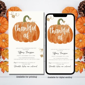 Peut inclure: Une invitation numérique et imprimable pour une fête de Friendsgiving. L'invitation présente une illustration aquarelle d'une citrouille avec des accents de paillettes dorées et le texte "thankful af". L'invitation comprend la date, l'heure, le lieu et les informations RSVP.