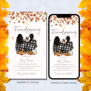Può includere: Un invito digitale per una festa di Friendsgiving. L'invito presenta un'illustrazione di due donne sedute su una coperta a quadri con zucche e foglie autunnali sullo sfondo. Il testo recita "Friendsgiving" e include il nome dell'ospite, la data, l'ora, il luogo e le informazioni RSVP. L'invito è disponibile per la stampa o l'invio digitale.