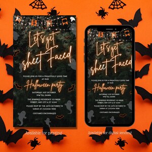 Może przedstawiać: Cyfrowe i drukowane zaproszenie na imprezę Halloweenową z ciemnozielonym i czarnym tłem przedstawiającym straszną scenę leśną z migoczącymi światłami, nietoperzami i duchami. Tekst brzmi "Let's get sheet faced" i zawiera szczegóły dotyczące imprezy, w tym datę, godzinę i miejsce.