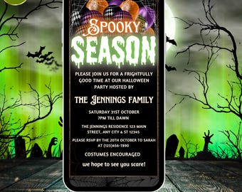 Könnte beinhalten: Eine digitale Halloween-Party-Einladung auf einem Smartphone-Bildschirm. Das Design zeigt die Worte "Spooky Season" in Grün, mit einem Hintergrund aus Fledermäusen, Bäumen und einem Vollmond. Die Einladung enthält Party-Details und den Text.