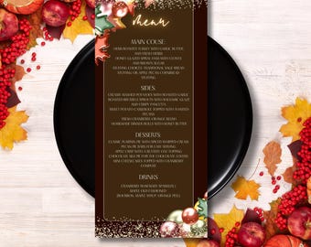 Può includere: Un modello di menu digitale con sfondo marrone scuro e dettagli glitterati dorati. Il menu elenca portate principali, contorni, dessert e bevande. Il menu è circondato da fogliame autunnale, zucche e mele. Il testo "DIGITAL AND PRINTABLE MENU TEMPLATE" è in basso.