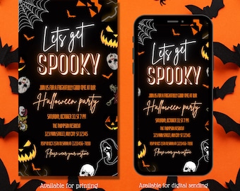 Könnte beinhalten: Zwei schwarz-weiße Halloween-Partyeinladungen mit Neontext, der "Let's get spooky" lautet. Die Einladung links ist zum Ausdrucken und die Einladung rechts zum digitalen Versenden. Beide Einladungen haben einen schwarzen Hintergrund mit orangefarbenen und weißen Kürbissen, Fledermäusen und Spinnweben.