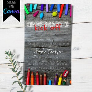 Op de afbeelding: Een rustieke houten achtergrond met kleurpotloden en een puntenslijper. De tekst "KINDERGARTEN kick off" is wit met rode contouren. De tekst "Jordan Thompson" is wit. De tekst "MONDAY, AUGUST, 4PM" is wit. De tekst "THE THOMPSON RESIDENCE 123 MAIN STREET, ANY CITY, ST 00000" is wit. De tekst "RSVP BY AUGUST 1ST TO SARAH (123)456-7890" is wit.
