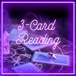 Op de afbeelding: Een paarse en zwarte achtergrond met een neonroze frame. De tekst "3-Card Reading" is geschreven in wit cursief schrift. Er liggen tarotkaarten en een slinger op de tafel.