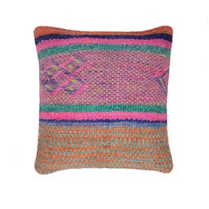 Può includere: Un cuscino quadrato tessuto con un design vibrante e colorato. Il cuscino presenta strisce orizzontali nelle tonalità di arancione, rosa, verde acqua e blu. Una sezione centrale presenta un design strutturato e fantasia in rosa e giallo. Un elemento decorativo per la casa.