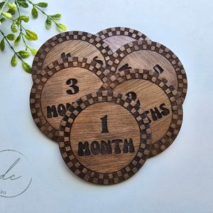 Letreros de hitos mensuales a cuadros, accesorios para hitos de bebés recién nacidos, letreros de madera a cuadros mensuales, letreros grabados con un tipo genial, hito de recién nacido