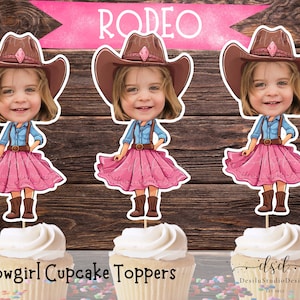 Topo de cupcake de rodeio personalizado com foto de rosto, topper de cupcake de cowgirl, decoração de festa de rodeio selvagem, meu primeiro rodeio, cowboy de garota rosa