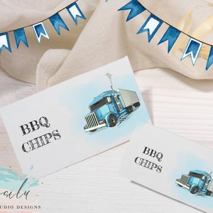 Modelo de cartão de barraca de comida de aniversário editável para caminhão semi, festa de aniversário de caminhão semi para impressão, caminhão azul, convite branco e preto
