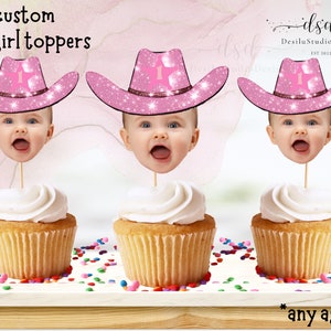 Topo de cupcake de rodeio com glitter, foto de rosto, toppers de cupcake de cowboy rosa, decoração para festa de primeiro rodeio, despedida de solteira personalizada, último rodeio, qualquer idade