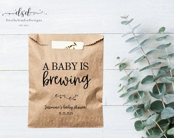 Sacchetti regalo personalizzati "A Baby Is Brewing" per baby shower a tema caffè e tè.