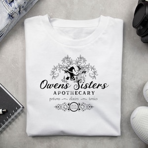 Praktisk magiinspirerad design PNG - Owens Sisters Apothecary - magi, häxa, häxor, systrar, film, skjorta, mugg, dricksglas, kudde, väska