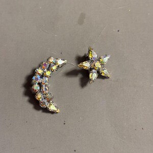 2 vintage brooches