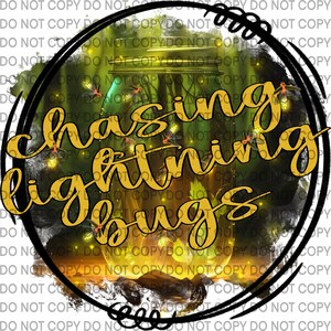 Op de afbeelding: Een ronde, zwart-witte afbeelding met de tekst "chasing lightning bugs" in gouden letters. De afbeelding toont een glazen pot gevuld met vuurvliegjes tegen een groene en bruine achtergrond.