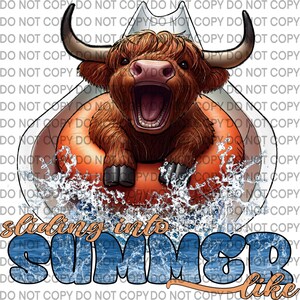 Peut inclure: Une vache Highland brune et blanche avec des cornes est sur un tube gonflable orange dans une piscine d'eau bleue. La vache sourit et a la bouche ouverte. Le texte "sliding into summer like" est écrit sous la vache.