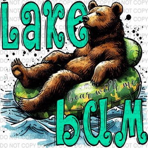 Könnte beinhalten: Ein brauner Bär, der eine grüne und gelbe Tarn-Schwimmring trägt, schwimmt in blauem Wasser. Die Worte "Lake" und "bear with me" sind in grünem Text geschrieben. Das Wort "BAM" ist in großen grünen Buchstaben geschrieben.