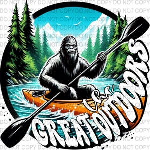 Puede incluir: Una ilustración en blanco y negro de un Bigfoot remando en un kayak en un río. El kayak es naranja y el remo es marrón. El texto "Great Outdoors" está escrito en un círculo blanco alrededor de la imagen.