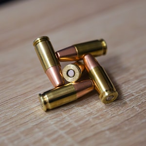 Patronen Magnete 9mm Luger 5 Stück mit starker magnetischer Flachkopf Geschossattrappe und Zündhütchenattrappe als Neodym Magnet zdjęcie 3