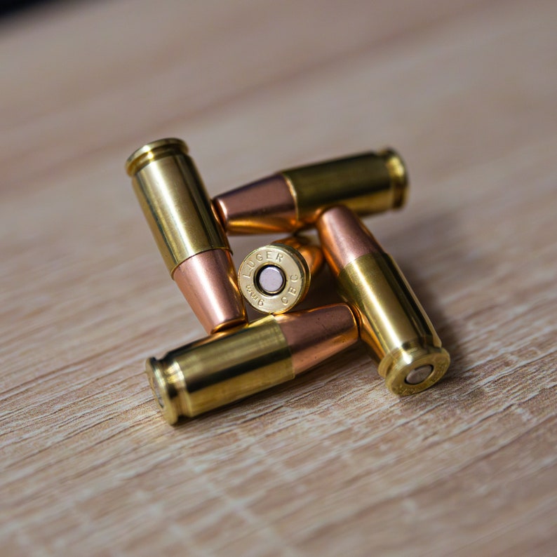Patronen Magnete 9mm Luger 5 Stück mit starker magnetischer Flachkopf Geschossattrappe und Zündhütchenattrappe als Neodym Magnet zdjęcie 3