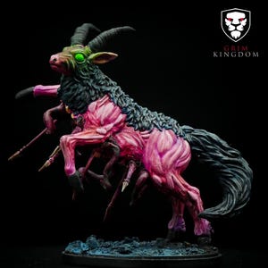 Puede incluir: Figura en miniatura detallada de una criatura mítica con cabeza de cabra, cuernos negros y ojos verdes brillantes. El cuerpo es una mezcla de tonos rosas y morados, con una melena y cola gris oscuro. La figura está sobre una base oscura.