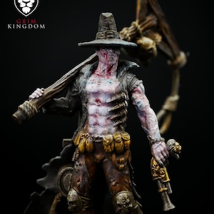Puede incluir: Figura en miniatura detallada de un personaje parecido a un zombi, que lleva un sombrero y empuña un arma. La figura tiene un aspecto desgastado con heridas visibles y ropa hecha jirones. El logotipo de Grim Kingdom está en la esquina superior izquierda.
