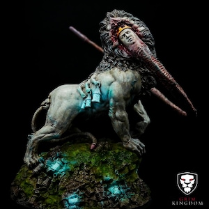 Puede incluir: Escultura detallada de una criatura mítica, un león con rostro humano y corona. La criatura está posada sobre una base musgosa con acentos azules brillantes. El logotipo de Grim Kingdom está en la esquina inferior derecha.