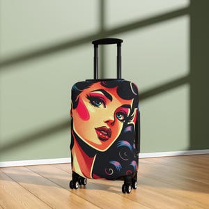 Pin Up Girl Luggage Cover – Retro Travel Suitcase Protector with Vintage Art | Stretch Cover in 3 Sizes | Unique Baggage Style