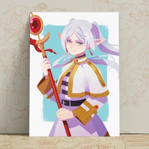 Puede incluir: Una ilustraci&oacute;n digital de un personaje elfo con cabello largo y blanco en una coleta, vistiendo una capa blanca y dorada sobre un atuendo morado con un cintur&oacute;n negro. El personaje sostiene un bast&oacute;n rojo alto rematado con un marco dorado y una esfera roja.
