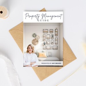 K&ouml;nnte beinhalten: Ein wei&szlig;er Leitfaden mit dem Text "Property Management Guide" in schwarzer Schreibschrift. Der Leitfaden wird von Amy Brooks pr&auml;sentiert und zeigt eine Frau in einem wei&szlig;en Hemd, die vor einer Wand mit einer Sammlung gerahmter Kunstwerke steht.