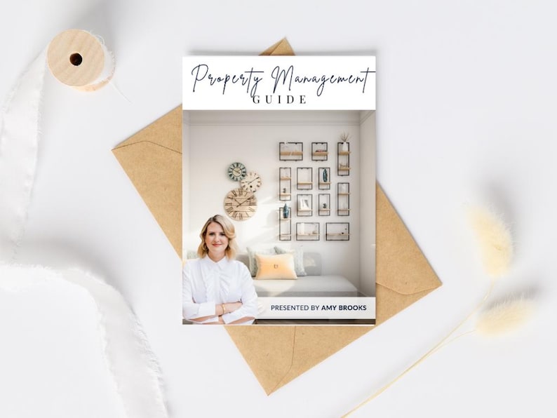 K&ouml;nnte beinhalten: Ein wei&szlig;er Leitfaden mit dem Text "Property Management Guide" in schwarzer Schreibschrift. Der Leitfaden wird von Amy Brooks pr&auml;sentiert und zeigt eine Frau in einem wei&szlig;en Hemd, die vor einer Wand mit einer Sammlung gerahmter Kunstwerke steht.