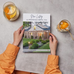Puede incluir: Una persona sostiene un folleto de listado de bienes ra&iacute;ces para una casa en 123 Westdale Drive, USA. El folleto presenta una foto de la casa, que es una casa blanca de dos pisos con un c&eacute;sped verde y paisajismo.